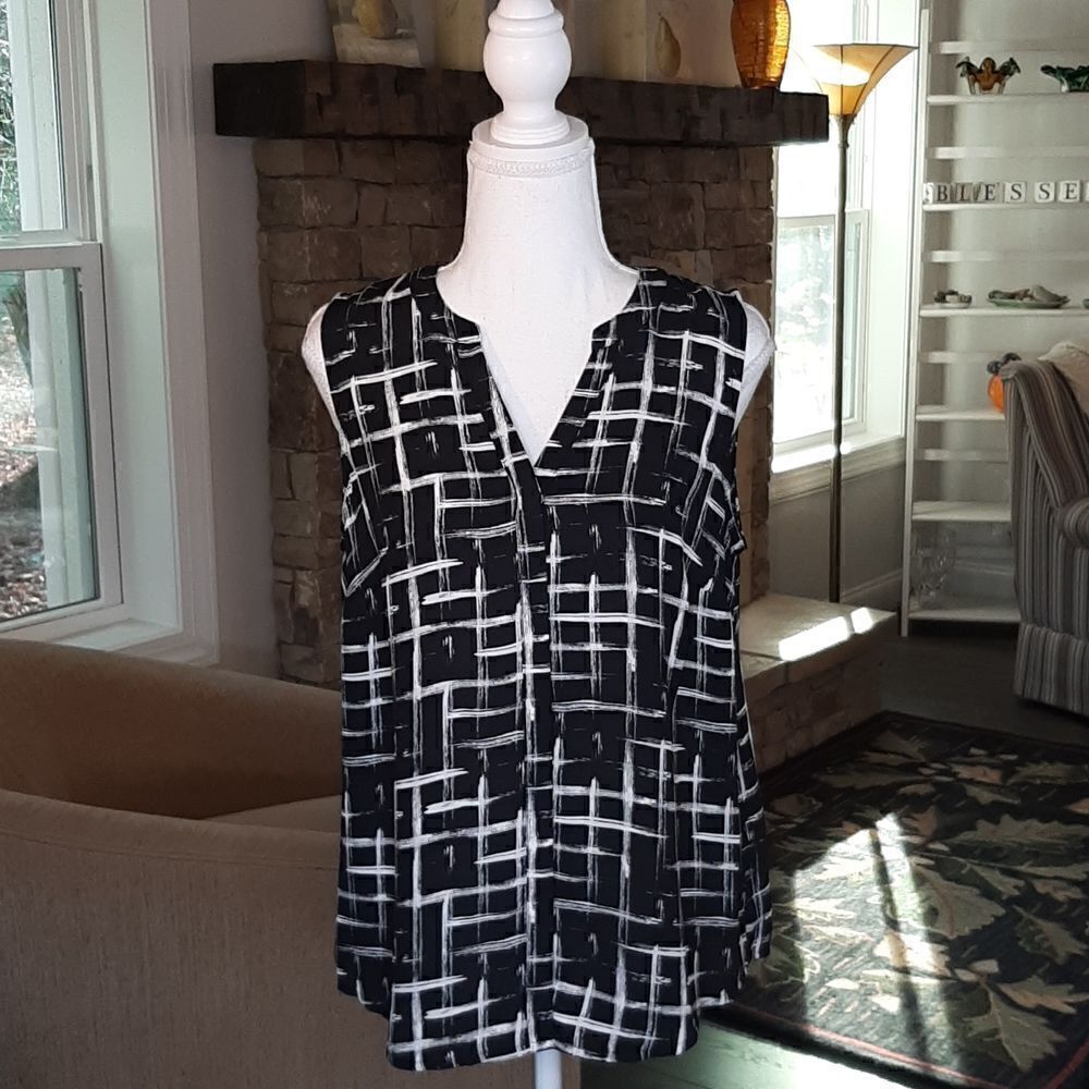 Apt. 9  sz PM Black and White Lightweight Button Down shirt